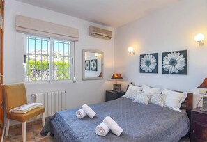 3 chambres, fer et planche à repasser, Wi-Fi gratuit, draps fournis