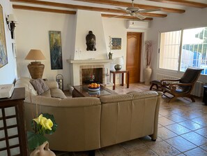 Télévision, table de tennis de table, chaîne hi-fi