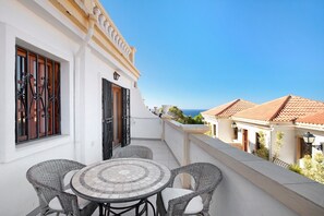 Outdoor dining - "Tenerife South Apartment" with Sea View, Pool & Wi-Fi (Adeje)