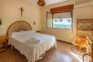 3 bedrooms, iron/ironing board, free WiFi, bed sheets