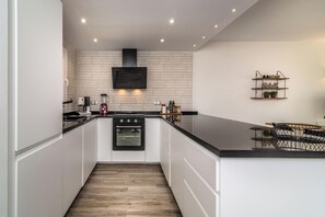 Een koelkast, een oven, een kookplaat, een vaatwasser