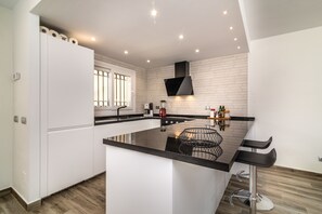 Fridge, oven, stovetop, dishwasher