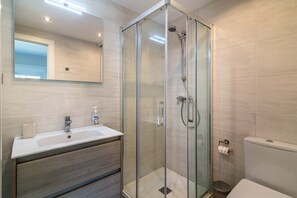 Bathtub, hair dryer, towels - Beautiful Apartment in Miraflores with Sea View, Shared Pool and Wi-Fi (Mijas Costa)