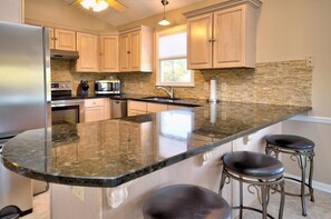 Kjøleskap, mikrobølgeovn, ovn og kokeplater