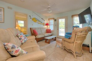 Smart TV, books - A Jolley Rancher: Spacious 3BR home in charming Oak Island, perfect for families. (Oak Island)