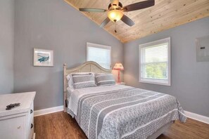 4 bedrooms, desk, iron/ironing board, WiFi - 2nd row home close to beach, sleeps 8, in Oak Island (Oak Island)