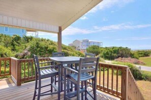 Outdoor dining - Beach Bungalow in Oak Island—a perfect oceanview retreat for up to 8 guests. (Oak Island)