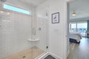 Bathtub, towels