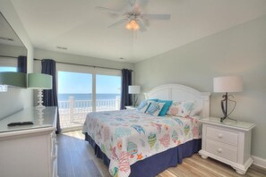 7 Schlafzimmer, Schreibtisch, Bügeleisen/Bügelbrett, Reisekinderbett