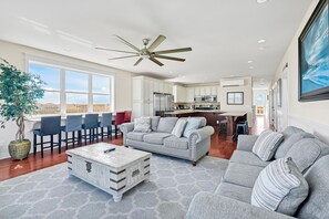 Télévision, cheminée, lecteur de DVD, baby-foot