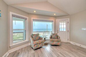 Smart TV - Wave Rider: Oceanfront 4BR house in Oak Island, sleeps 12, pet-friendly! (Oak Island)