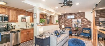 Downtown Delight! Cozy, 1 Bedroom garden apartment