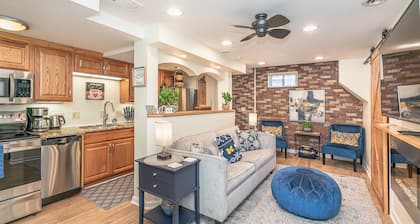 Downtown Delight! Cozy, 1 Bedroom garden apartment