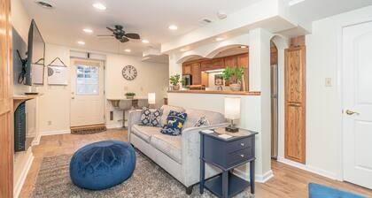 Downtown Delight! Cozy, 1 Bedroom garden apartment