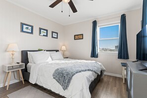 4 bedrooms, free WiFi, bed sheets - Breakwaters: Oceanfront oasis in Oak Island, offering 4 bedrooms and stunning views! (Oak Island)