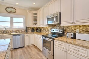 冷蔵庫、電子レンジ、オーブン、コンロ