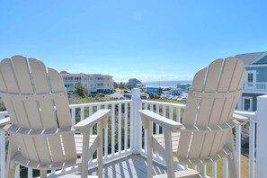 Property grounds - Stay at the Blue Dragonfly in Oak Island—6BR, 6BA with ocean views, perfect for 17 guests. (Oak Island)