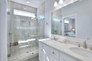 Bathtub, towels