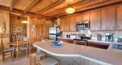 Oceanfront, 3BR/2BA Home -Walking Distance to Pier & Restaurant-Sleeps 8