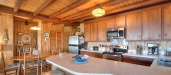 Oceanfront, 3BR/2BA Home -Walking Distance to Pier & Restaurant-Sleeps 8