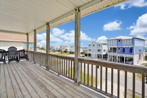 Property grounds - Experience ocean views at Oak Island's 4-bedroom Kelly Dawn, perfect for 10 guests! (Oak Island)