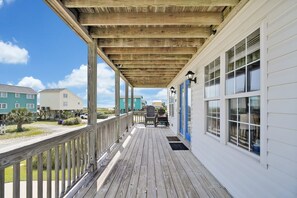 Terrace/patio - Experience ocean views at Oak Island's 4-bedroom Kelly Dawn, perfect for 10 guests! (Oak Island)