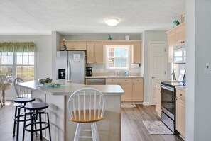 Fridge, microwave, oven, stovetop - Beautiful 4BR/2.5BA 2nd Row/Oceanview Home Near Ocean Crest Pier-Sleeps10 (Oak Island)