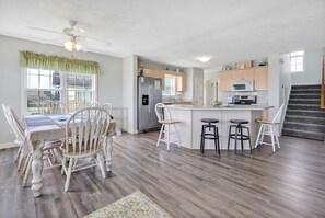 Dining - Beautiful 4BR/2.5BA 2nd Row/Oceanview Home Near Ocean Crest Pier-Sleeps10 (Oak Island)