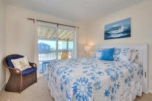 4 bedrooms, desk, iron/ironing board, WiFi - Beautiful & Cozy-2nd Row-4 Bedroom/2 Bath-Ocean View Home-Sleeps 8 (Oak Island)