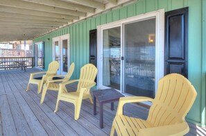 Terrace/patio - Beautiful & Cozy-2nd Row-4 Bedroom/2 Bath-Ocean View Home-Sleeps 8 (Oak Island)