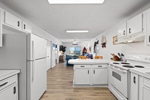 ثلاجة، ميكروويف، فرن، موقد طهي مسطح