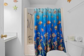 Bathtub, towels