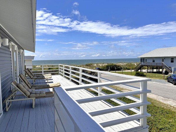 Terrace/patio - Excellent Location to Beach-5 Bedroom/3 Bath Ocean View Home-Sleeps 16 (Oak Island)