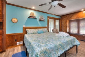 4 bedrooms, desk, iron/ironing board, WiFi - Experience Oak Island in this spacious 4-bedroom retreat, ideal for 9 guests! (Oak Island)