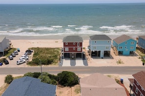 Un área residencial costera con casas, una playa y una carretera.
