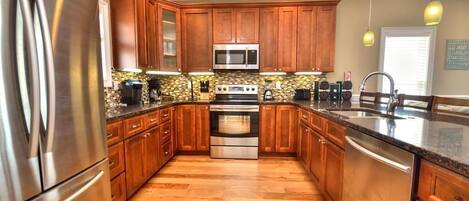 冷蔵庫、電子レンジ、オーブン、コンロ