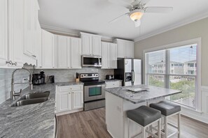 Kylskåp, mikrovågsugn, ugn och spishäll