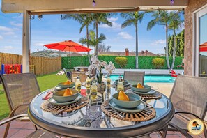 تنا�ول الطعام بالخارج