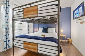 3 bedrooms, desk, iron/ironing board, travel crib