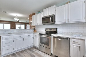 Kjøleskap, mikrobølgeovn, ovn og kokeplater