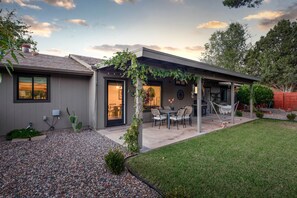 Outdoor dining - *NEW* Luxury Private West Sedona Red Rock Retreat! (Sedona)