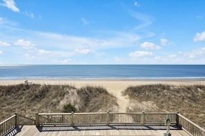 På stranden