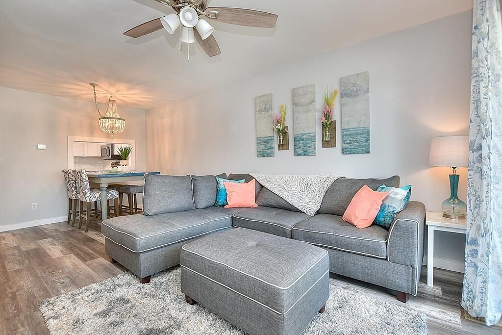 2 BR/2 BA Condo - Pool & Beach, Golf Course Across the Street, Sleeps 6