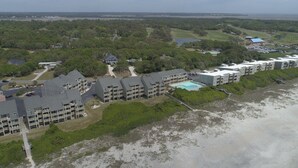 Rannikolla sijaitseva hotelli, jossa on useita rakennuksia, uima-allas ja ranta-alue.