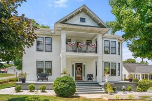 Exterior - Beautiful 4 Bedroom Retreat in the heart of Shenandoah (Stanley)