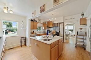 Private kitchen - Beautiful 4 Bedroom Retreat in the heart of Shenandoah (Stanley)