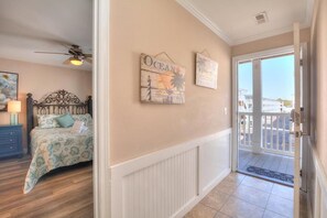 4 bedrooms, desk, iron/ironing board, WiFi - Experience luxury in this 4-bedroom oceanview condo in Oak Island, perfect for families. (Oak Island)