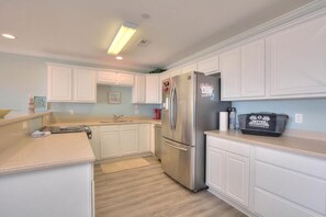 ثلاجة، ميكروويف، فرن، موقد طهي مسطح