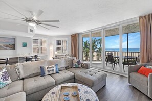 Appart'hôtel, plusieurs lits, vue plage (405 - No Pets Allowed) | Coin séjour | Télévision