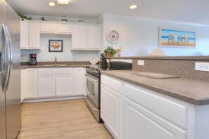 Réfrigérateur, micro-ondes, plaque de cuisson, lave-vaisselle